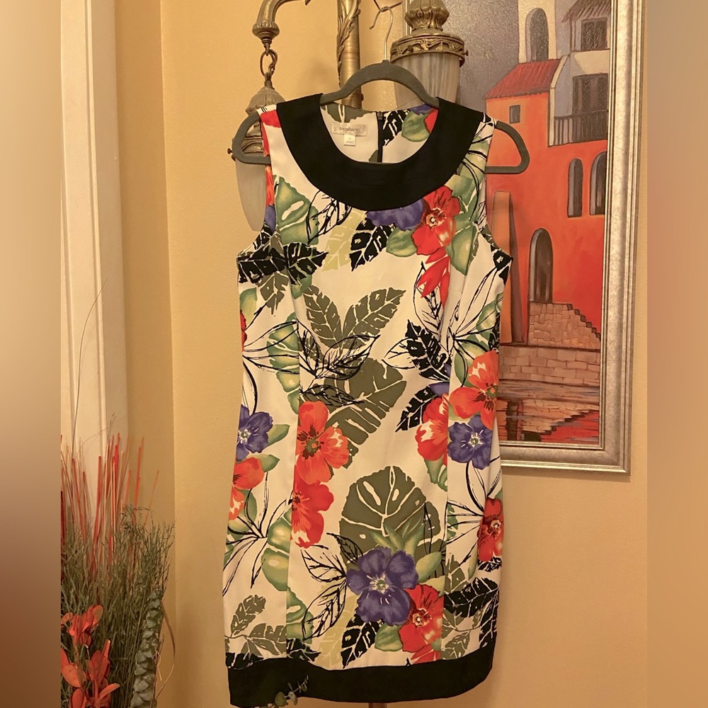 Sleeveless elegant floral dress with black collar and hem